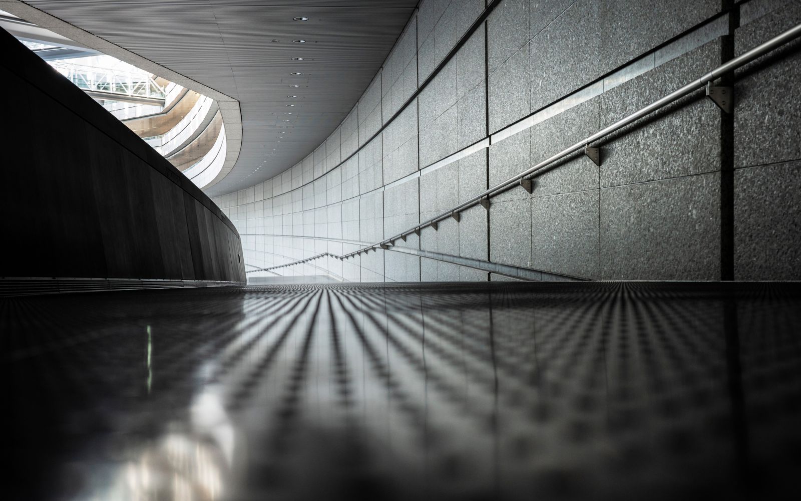 The authority deficit in partnerships: when alignment precedes competence